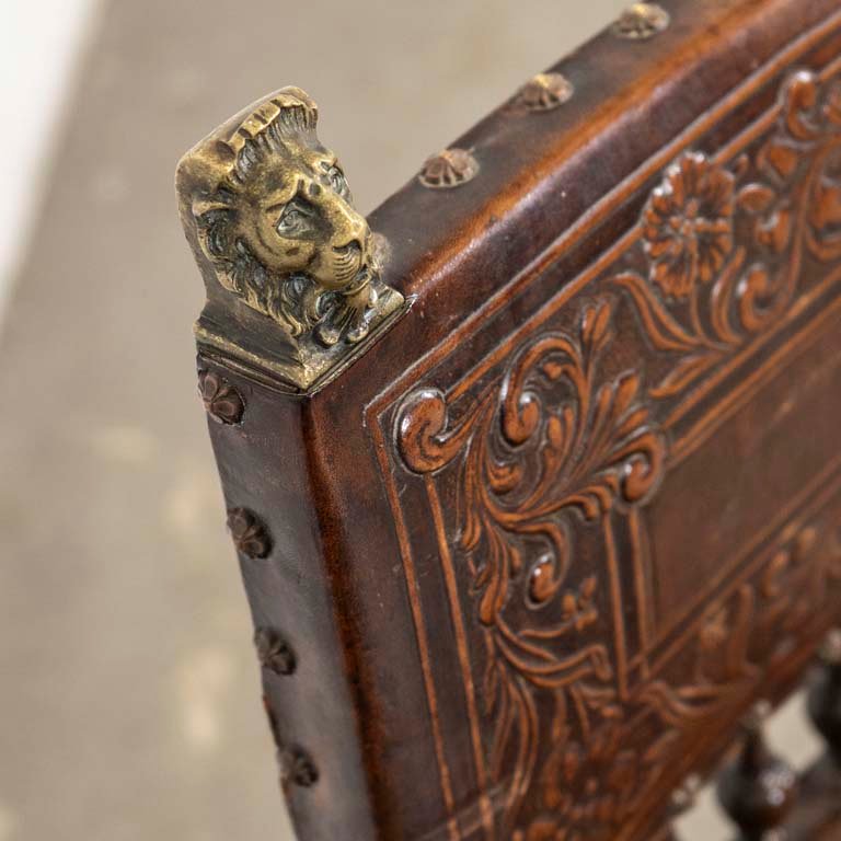 Silla colonial tapizada en cuero repujado y punteros de bronce - imagen 2