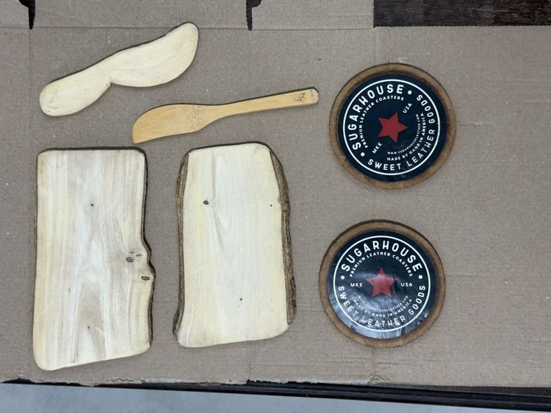 Conjunto Artesanal de Madera y Cuero: Tablas, Cuchillos y Posavasos