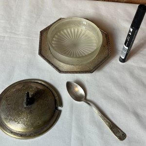 Antigua Dulcera de Platina y Vidrio con Tapa Cincelada y Repujados - imagen 3