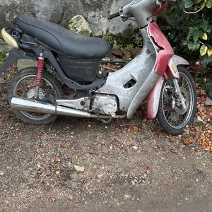 Lote siguiente: Moto a la vista 