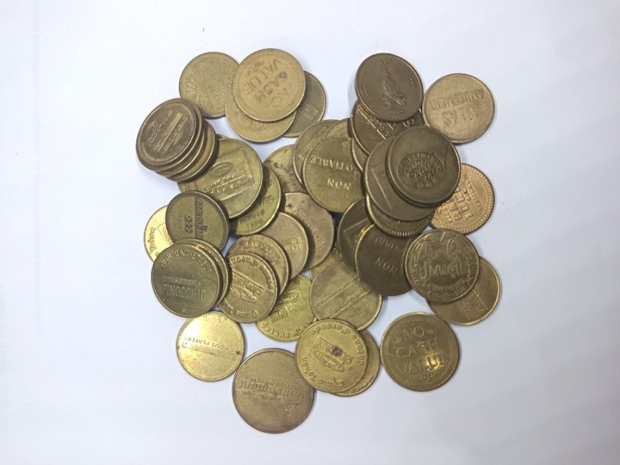 47 Fichas de Casino y Máquinas Expendedoras