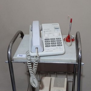 Mesa Auxiliar Cromada con Tapa de Mármol y Dos Teléfonos de Línea - imagen 3