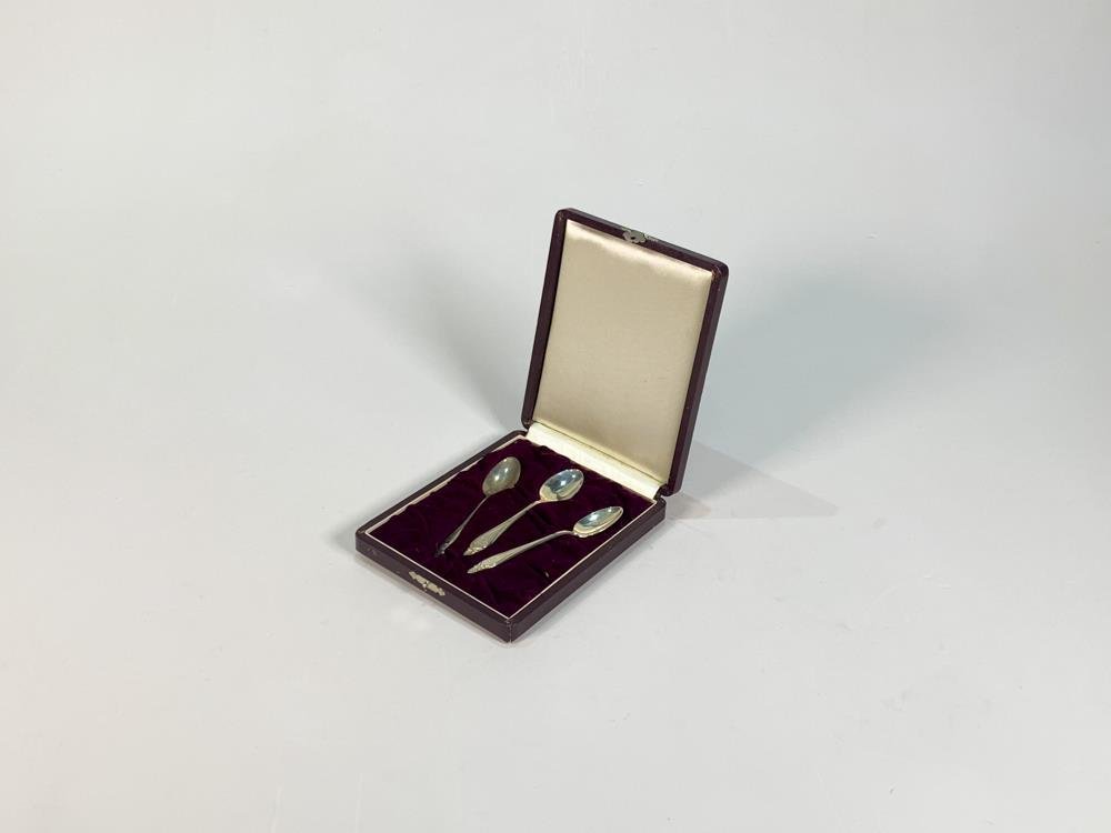 Juego de Tres Cucharitas de Plata con Estuche y Decoración Floral