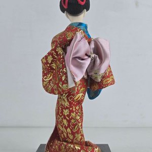 Muñeca Geisha Japonesa Coleccionable con Kimono Rojo y Dorado - imagen 5