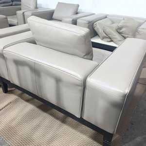 Sillón Contemporáneo "Camerich USA" en Cuero Gris con Base de Madera Maciza - imagen 5