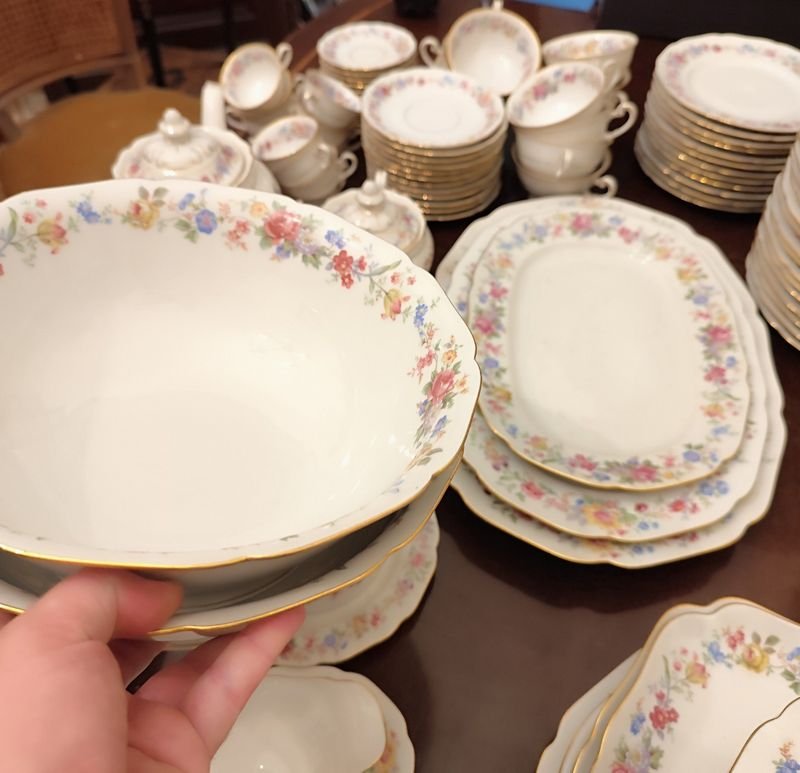Monumental set hipercompleto de 114 piezas en inmaculado estado, de lo mejor de la porcelana alemana Hutschenreuther para 12 personas, pero viene con 24 platos de mesa de 24 cms, 12 hondos de 24 cms también, 12 de postre o entrada de 19 cms, sopera, tarrina, 2 ensaladeras, 7 fuentes (3 ovaladas, 2 redondas y 2 cuadradas, de diferentes tamaños), salsera, dulcera o mantequera, 2 copetineros, lechera, azucarero, tetera, 12 tazas y platillos de café y 12 tacitas de café con sus respectivos platitos. Lo único que parecería faltar es la cafetera. A simple vista todo está inmaculado, salvo 2 de los 24 platos grandes, donde uno está restaurado y el otro presenta una mínima fisura superficial, una mínima fisura en uno de los copetineros, y un mínimo chip en el borde del azucarero. El precio es por todo el lote. NO SE ENVÍA NI SE EMBALA. - imagen 2