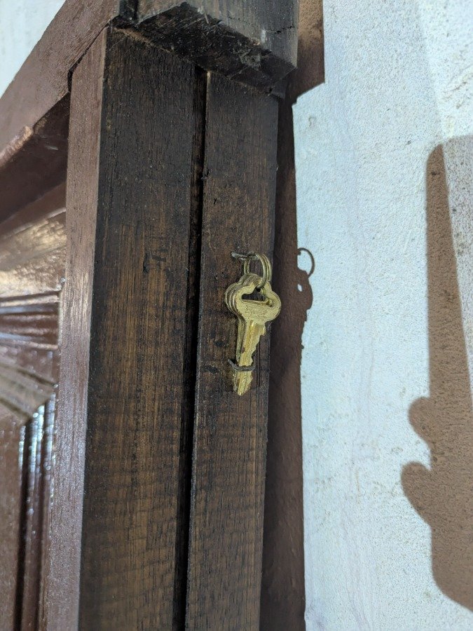 Puerta antigua de madera con marco y manotones de bronce - imagen 12