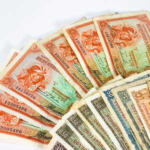 Diecisiete Billetes Uruguayos de Diversos Valores y Épocas - imagen 3