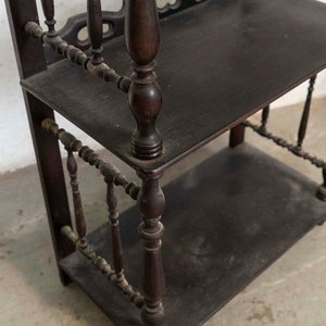 Estante Musical Colonial Tallado con Detalles en Madera y Lustre - imagen 3