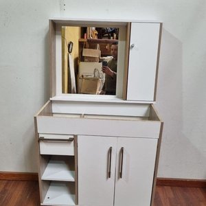 Lote anterior: Vanitory Moderno con Mueble Aéreo y Espejo en Madera Clara y Blanco