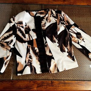 Torera Blanca con Estampado Floral en Negro y Marrón - Talle S - imagen 5