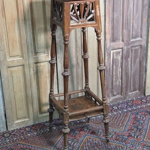 Pedestal de Caoba Tallado con Mesa de Mármol y Patas Torneadas - imagen 2