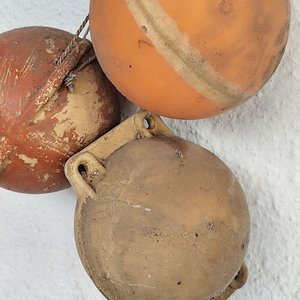 Lote de 3 Boyas Antiguas de Pesca/Redes con Inscripciones y Medidas - imagen 2