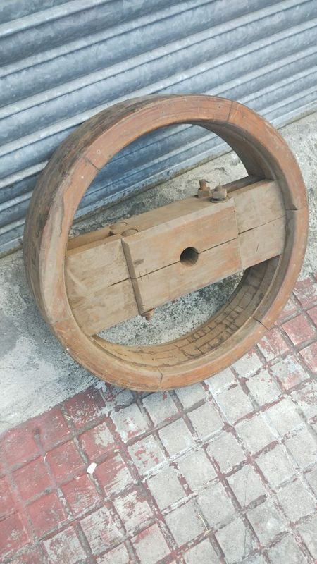 Lote anterior: Antigua polea en Algarrobo - Accesorios para la construcción