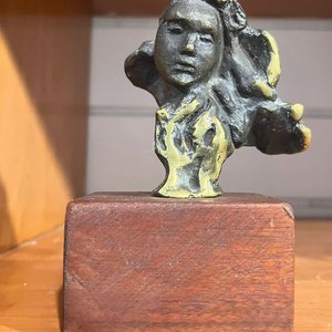 Lote anterior: Escultura en Bronce "Rostro de Mujer" Firmada por Martha Escondeur (2003)