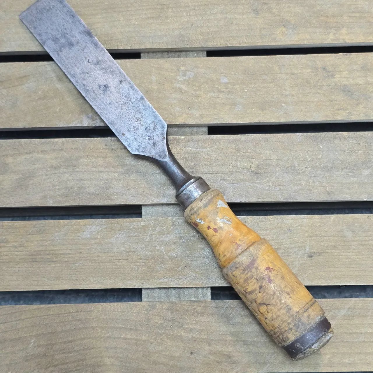 Chisela de metal con mango de madera - imagen 1