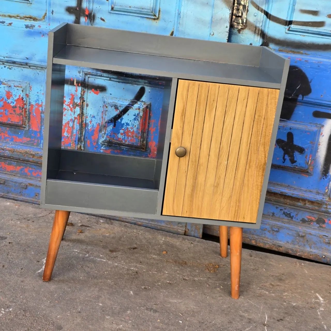 Mueble Auxiliar Gris con Puerta de Madera y Patas Cónicas
