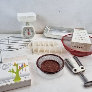 Lote Variado de Cocina: Balanza, Rallador, Rejilla, Bandeja y Más - imagen 2