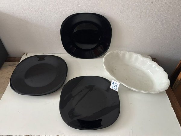 Fuente Ovalada Blanca y 4 Platos Cuadrados Negros - imagen 1