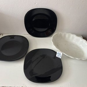 Fuente Ovalada Blanca y 4 Platos Cuadrados Negros - imagen 1