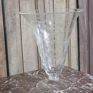 Florero de Cristal Transparente con Grabados Florales y Ornamentales - imagen 4
