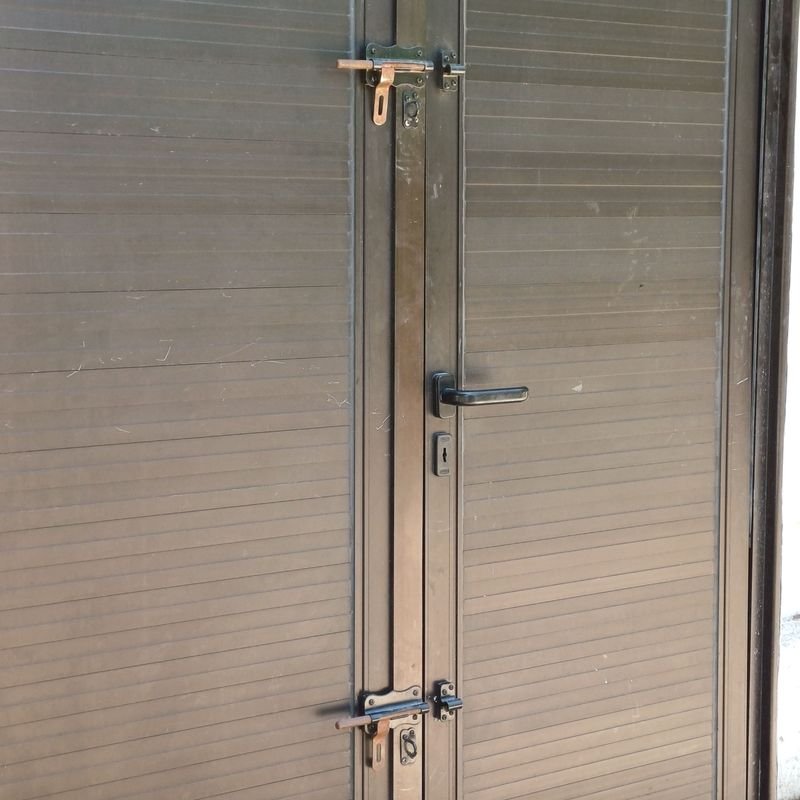 Puerta de aluminio con tres hojas y marco - imagen 5