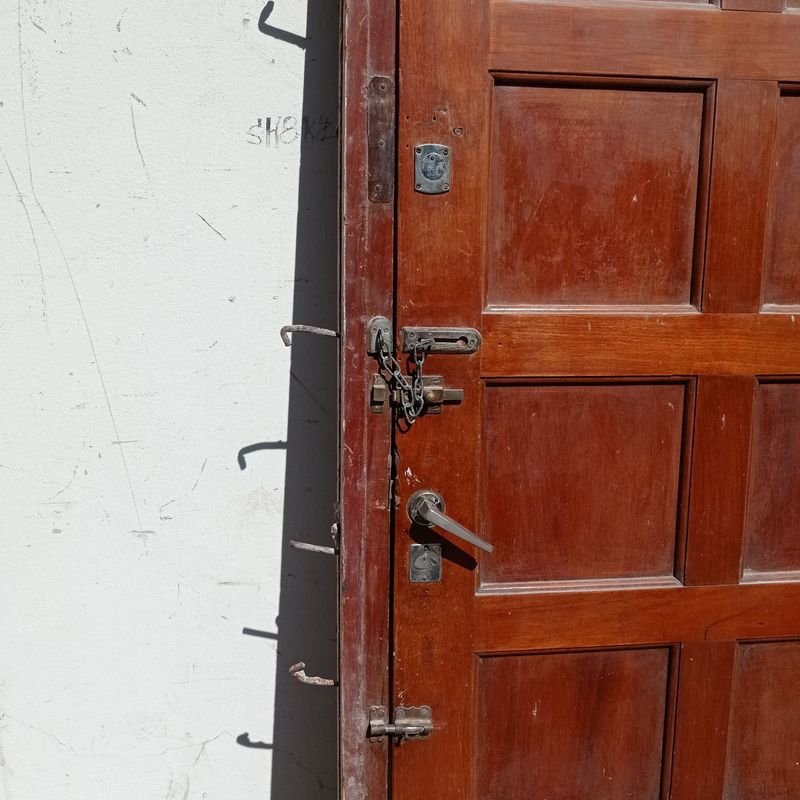 Puerta de exterior en cedro con cerradura y llaves - imagen 4