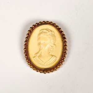 Prendedor Camafeo con Borde Dorado Estilo Clásico - imagen 2