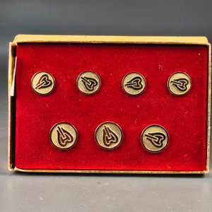 Juego de 7 Botones Dorados "Anson" con Diseño en Relieve y Estuche Original - imagen 6