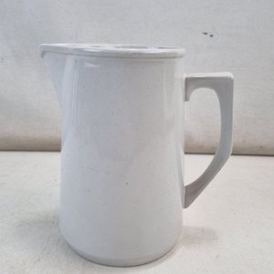 Jarra Blanca de Esmalte con Pico Vertedor y Asa Rectangular - imagen 1