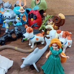 Lote de Más de 40 Juguetes Coleccionables: McDonald's, Personajes y Vehículos - imagen 5
