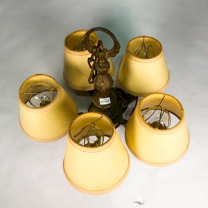 Araña de Bronce Labrado con 5 Luces y Pantallas - imagen 3