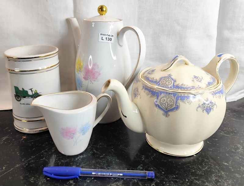 Lote siguiente: Porcelana alemana y loza inglesa: una colección de objetos antiguos