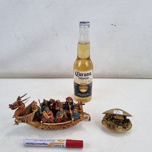 Par de Objetos Decorativos Orientales: Barco Dragón y Caracola con Escena - imagen 2