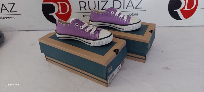 Lote siguiente: Zapatillas Converse de color morado