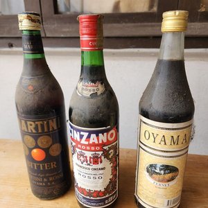 Lote siguiente: Lote de 3 Botellas de Aperitivos: Martini, Cinzano y Oyama