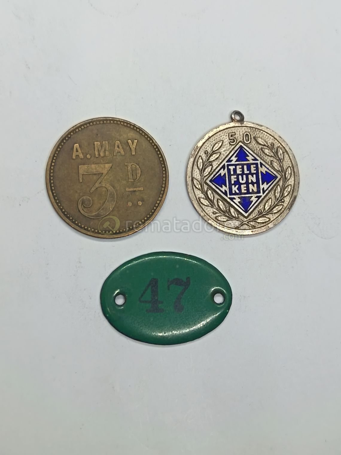 Lote de 3 medallas y chapas coleccionables: Telefunken, A. May y numerada 47