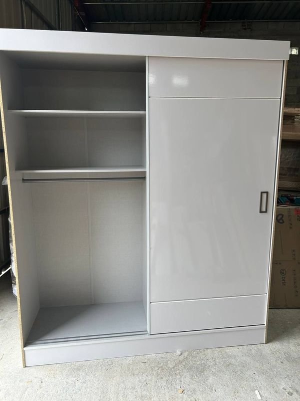 Gabinete blanco de dos puertas con estanterías y liquidación comercial - imagen 2