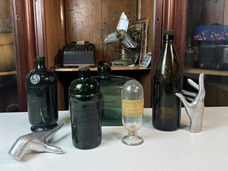 Lote siguiente: Envases antiguos de vidrio y metal