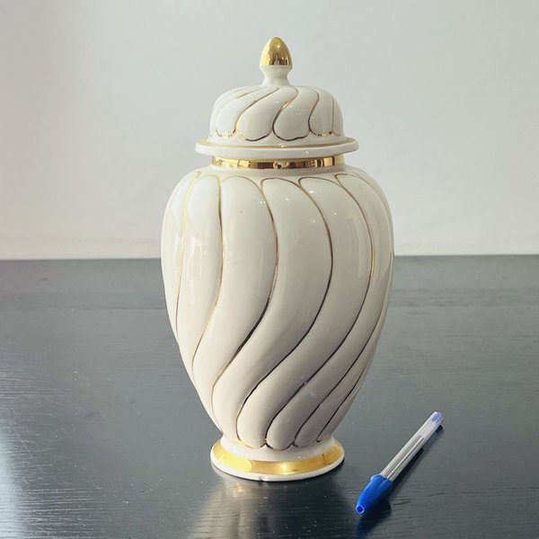 Vaso de porcelana con decoración en dorado y superficie marfil - imagen 1