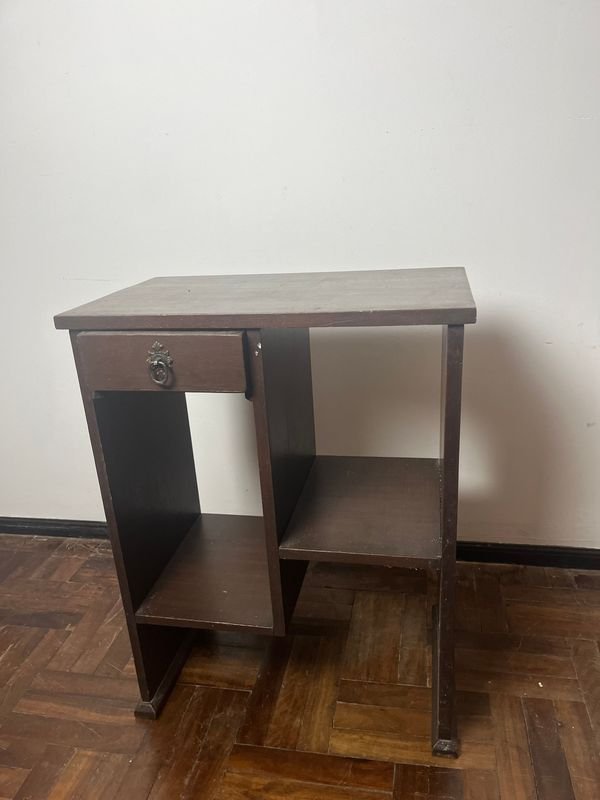 Lote siguiente: Mueble con cajón de diseño simple