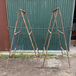 Lote siguiente: Dos Caballetes Metálicos Grandes