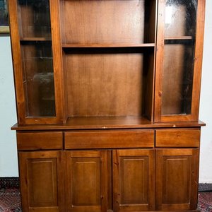 Lote siguiente: Aparador Moderno de Madera con Puertas y Estantes