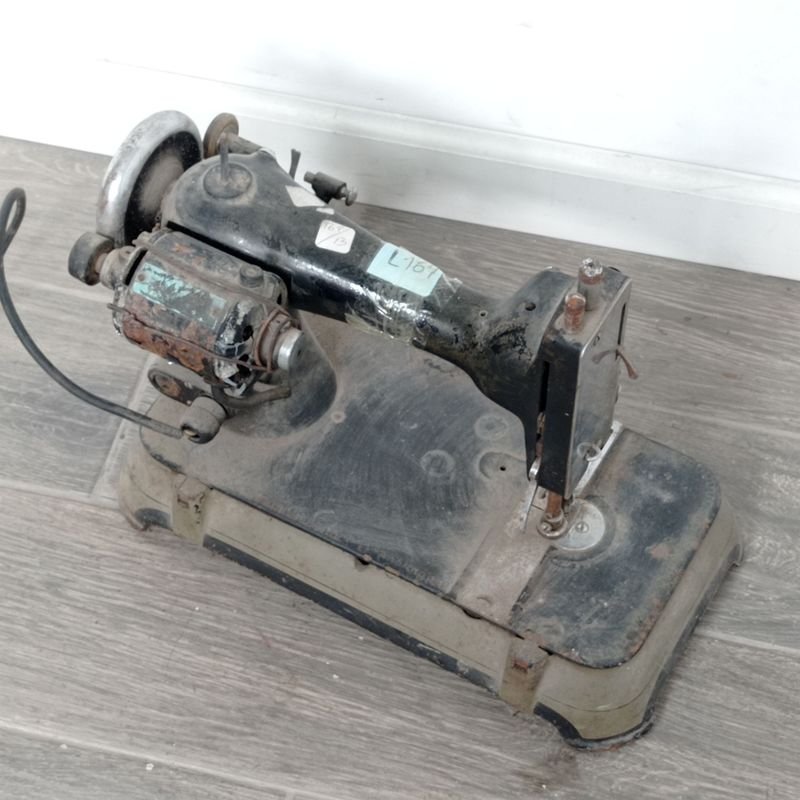Máquina de coser antigua y decorativa - imagen 4