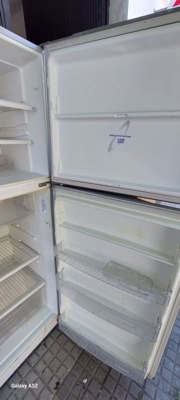 Heladera con congelador de buena calidad - imagen 4