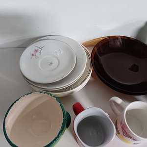 Lote de Vajilla Variada: Tazas, Platos y Jarra - imagen 4