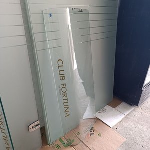 Lote siguiente: Paneles de Vidrio Templado Curvado con Ploteo "Club Fortuna"