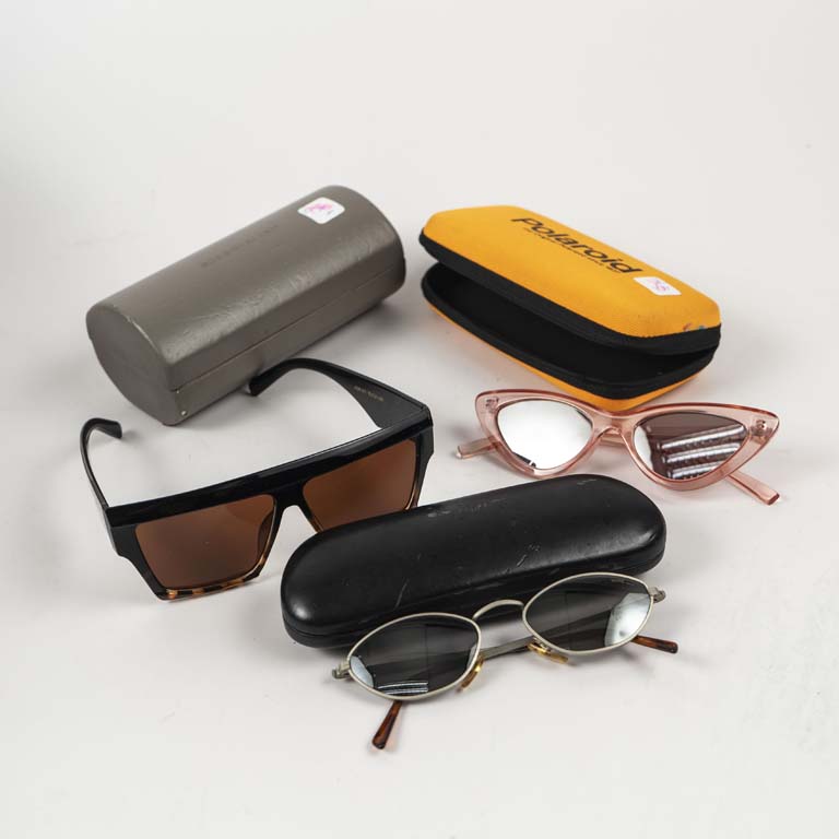 Tres pares de lentes de sol con estuches en buen estado