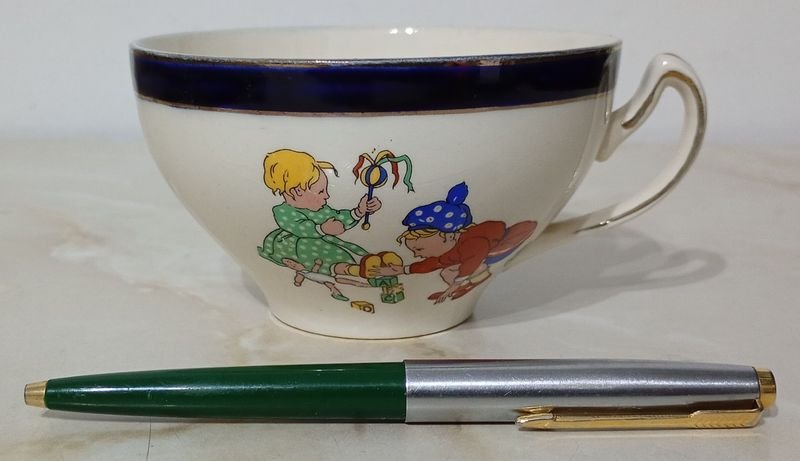 Lote anterior: Taza de porcelana inglesa del siglo XX con decó de niños jugando