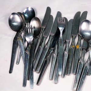 Lote de Cubiertos Variados: Cucharas, Tenedores y Cuchillos - imagen 3